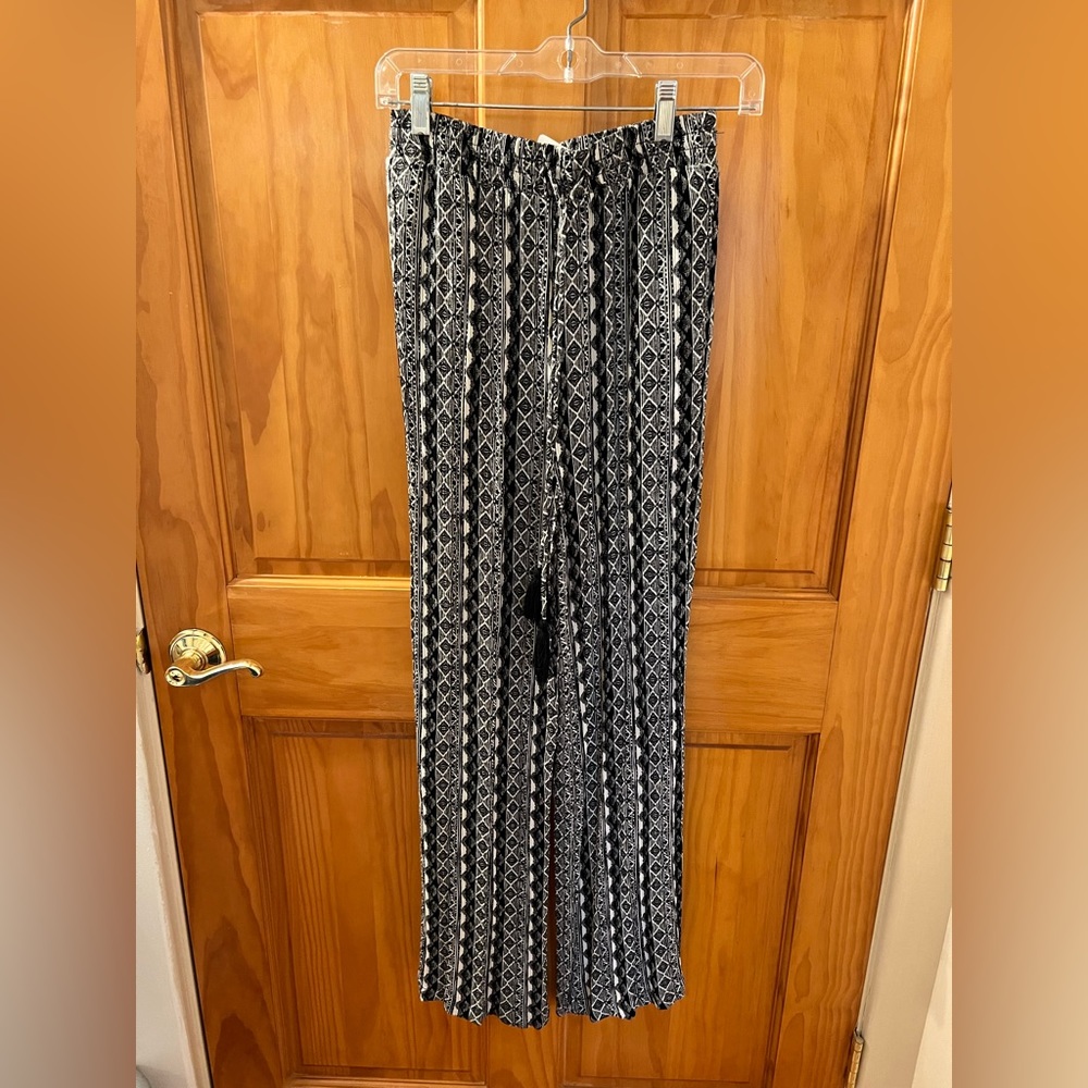 Knox Rose straight-leg pants. Black and White. X-Small